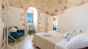 4 bedrooms, iron/ironing board, internet, bed sheets