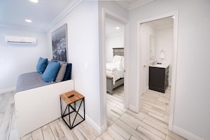 5 habitaciones, escritorio y tabla de planchar con plancha