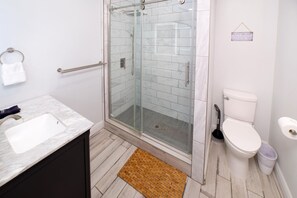 Hair dryer, towels, soap, shampoo - HUGE pool! 3min to Universal, 10 min to EPIC, 15min Disney (Orlando)