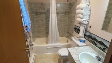 Séchoir à cheveux, serviettes fournies