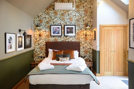 Superior Double Room | Individually decorated, individually furnished, laptop workspace. The Guinness Arms