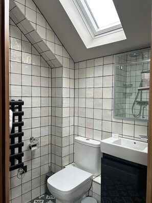 Comfort Double Room | Bathroom | Shower, hair dryer, towels, soap - The Guinness Arms (Bury St Edmunds)
