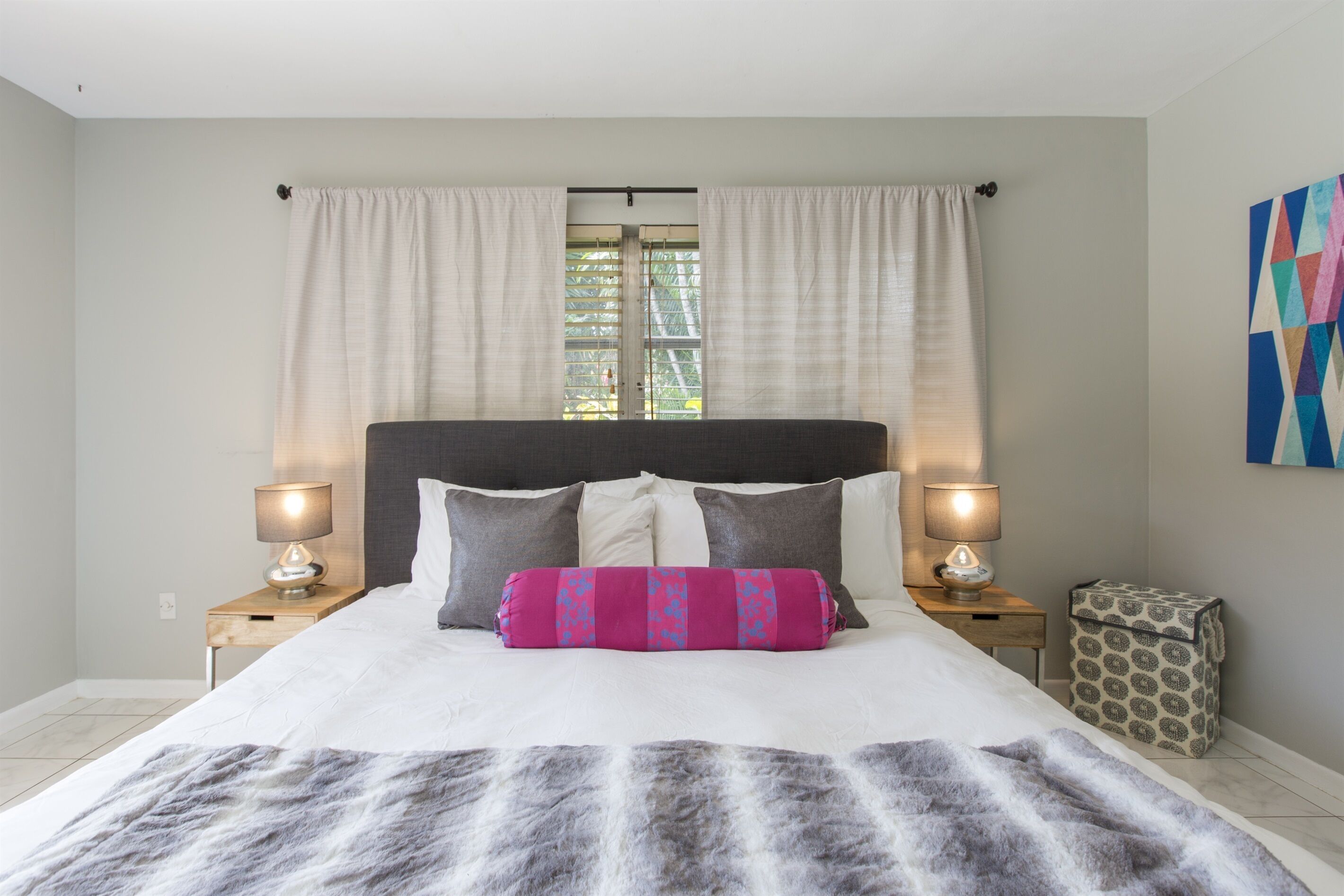 3 soverom, skrivebord, strykejern/-brett og reiseseng for barn