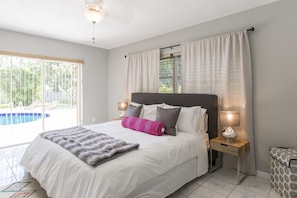 3 habitaciones, escritorio y tabla de planchar con plancha