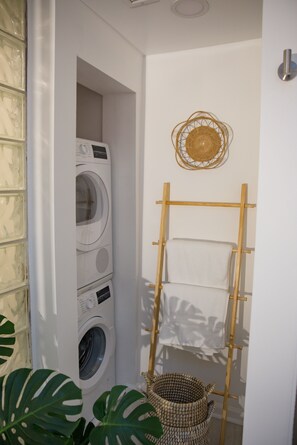 Interior - Capitol Hill Rowhouse: Free Parking &Walk to Metro (Washington)