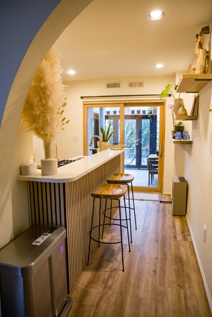 Fridge, microwave, oven, stovetop - Entire rowhouse in Capitol Hill + free parking (Washington)