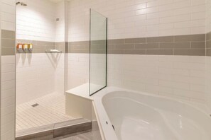 Suite superior, vistas a la montaña | Baño | Artículos de higiene personal gratuitos y secador de pelo