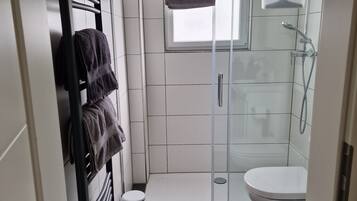 Dusche, Haartrockner, Handtücher, Seife