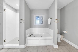 Appartement, Meerdere bedden (Gulf Front at Blue Mountain Beach Con) | Badkamer | Handdoeken, zeep, toiletpapier