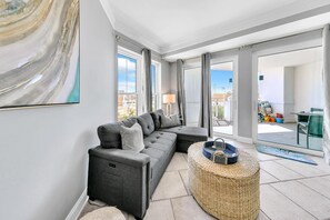 コンドミニアム ベッド (複数台) (Gulf Front at Blue Mountain Beach Con) | リビング エリア | テレビ