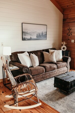 Televisión, chimenea y estéreo