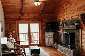 テレビ、暖炉、ステレオ