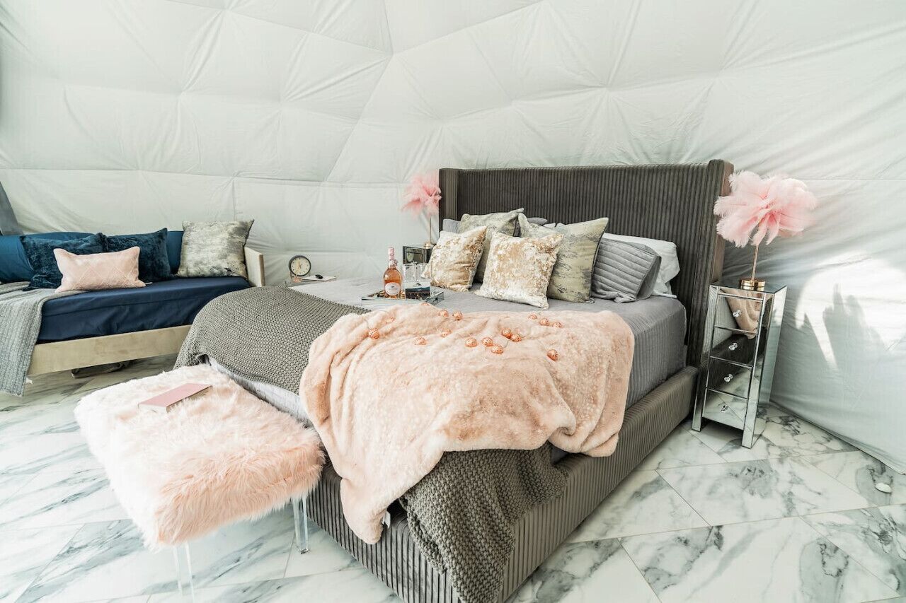 Desk, iron/ironing board, travel cot, WiFi