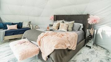 Desk, iron/ironing board, travel cot, WiFi