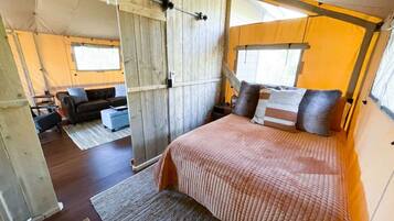 2 bedrooms, desk, travel crib, WiFi