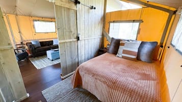 2 bedrooms, desk, iron/ironing board, travel crib