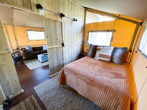 2 bedrooms, desk, iron/ironing board, travel crib