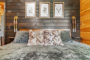 2 soverom, skrivebord, strykejern/-brett og reiseseng for barn