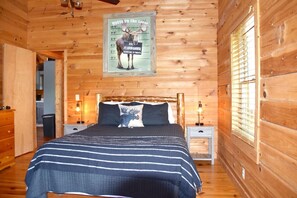 1 soverom, skrivebord, strykejern/-brett og reiseseng for barn