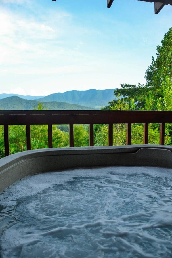 Outdoor spa tub - “Mystical Moose” Log Cabin (Townsend)