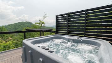 Bañera de hidromasaje al aire libre