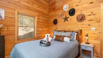 2 slaapkamers, een bureau, een strijkplank/strijkijzer, reisbedje