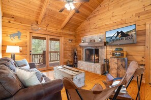 TV, fireplace - "Gray Wolf" Newly Renovated Cabin w/ Sauna! (Townsend)