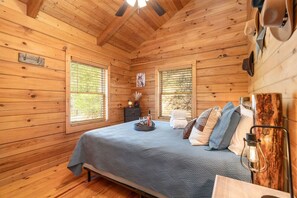 1 bedroom, desk, iron/ironing board, travel cot - "Gray Wolf" Newly Renovated Cabin w/ Sauna! (Townsend)