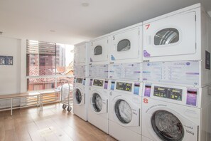 Laundry - Avenida el poblado con terraza (Medellín)