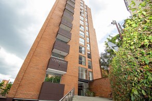 Exterior - Avenida el poblado con terraza (Medellín)