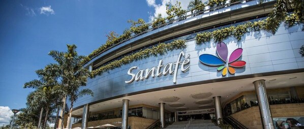 Exterior - Avenida el poblado con terraza (Medellín)