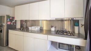 傳統公寓 | 私人廚房 | 電冰箱、微波爐、攪拌器、鍋具/餐盤/廚房用品
