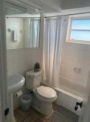 Serviettes fournies, savon, papier toilette