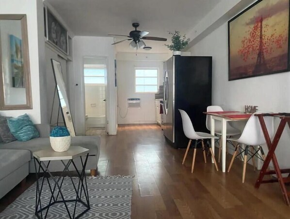 Living area - Awesome location beachfront on Ocean Drive (Miami Beach)