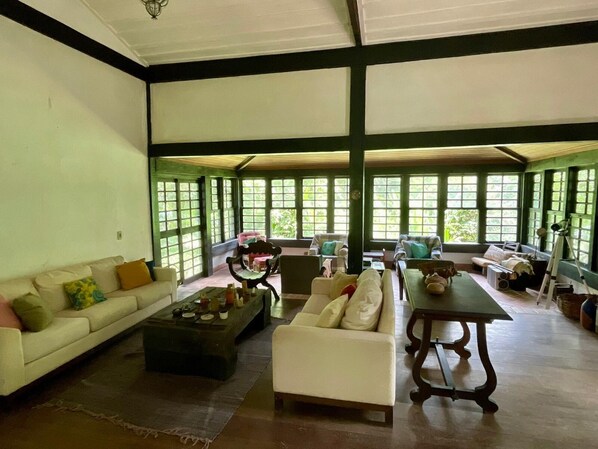 Kamin, Bücher, Musikbibliothek