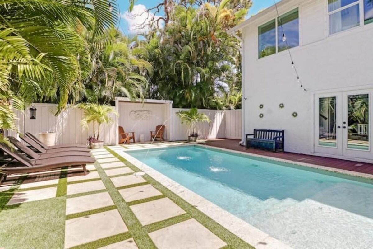 Photo 2 of 8 Minutes to the Beach, Family Size Beautifully Decorated de Luxe Villa