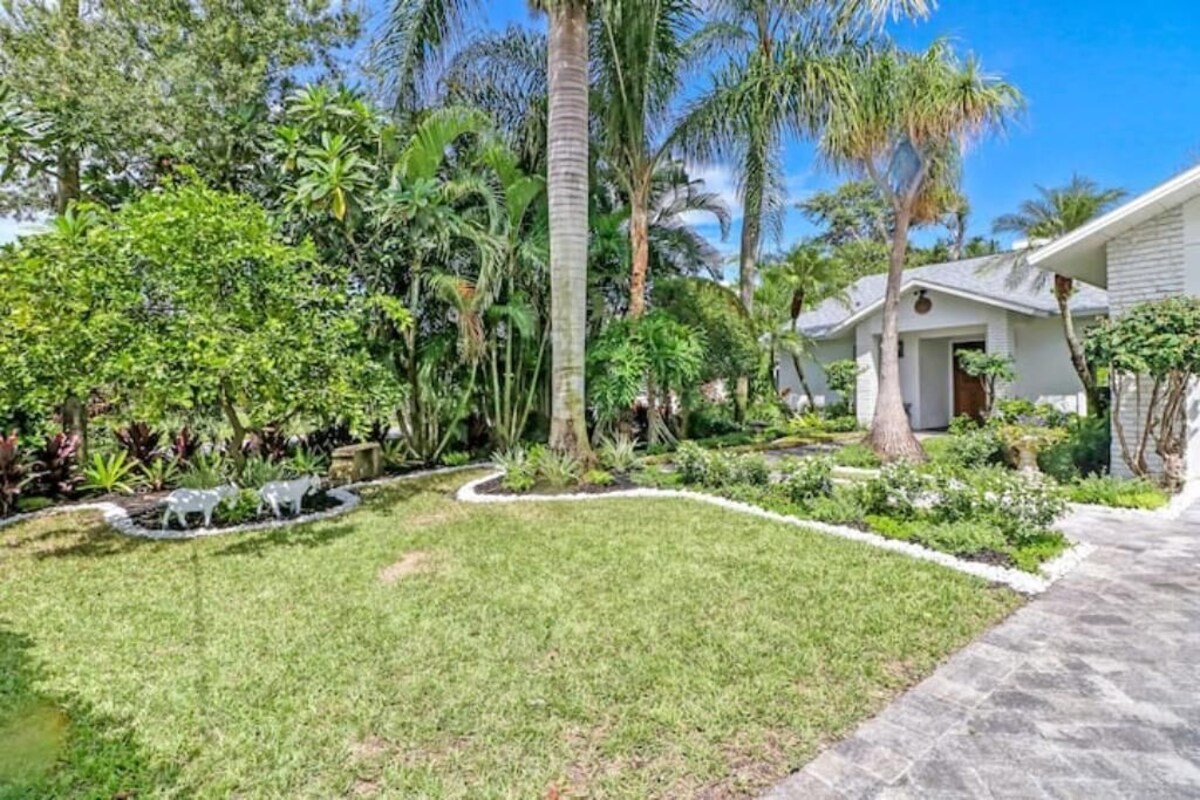 Photo 4 of 8 Minutes to the Beach, Family Size Beautifully Decorated de Luxe Villa