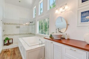 Hair dryer, towels, soap, shampoo - 8 Minutes to the Beach, Family Size Beautifully Decorated de Luxe Villa  (Naples)
