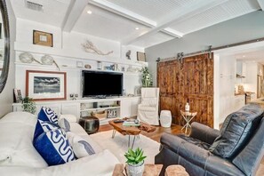 Smart-TV, Bücher, Stereoanlage