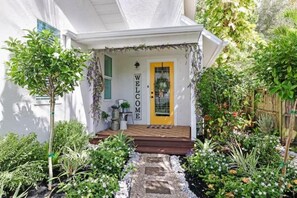 Exterior detail - Cozy Cottage - Only 8 Minutes from The Beach in Naples!
(Naples)