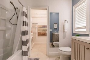 Une salle de bain équipée d’une douche, de toilettes et d’un lavabo.