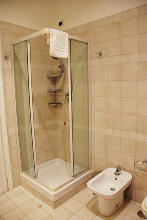 Douche, sèche-cheveux, bidet, serviettes fournies