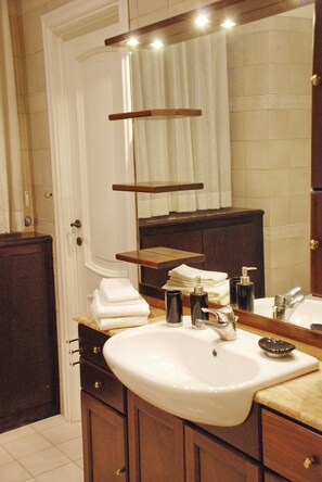 Douche, sèche-cheveux, bidet, serviettes fournies