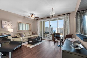 Condo, 1 cama King e sofá-cama (Ariel Dunes II 805) | Área de estar | TV