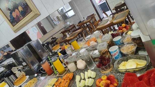 Un buffet proposant une variété de plats et de boissons.