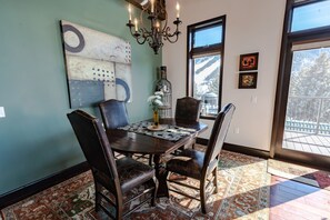 Condo luxueux | Repas dans la chambre