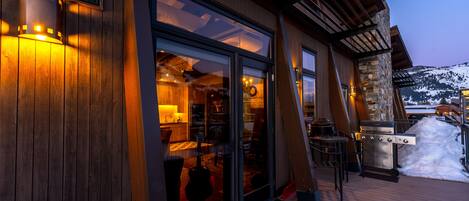 Luxury Condo | Terrace/patio