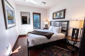 Luxury Condo | Free WiFi