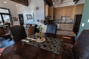 Condo luxueux | Repas dans la chambre