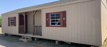 Crystal cabin. Comfortable quiet cabin 8 miles outside Carrizo Springs. 